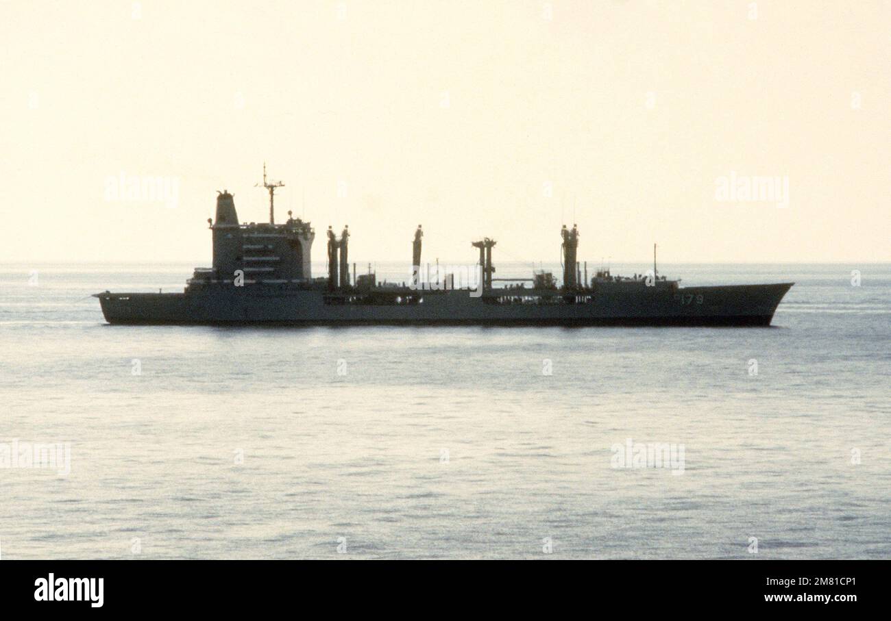Ein Steuerbordblick auf den Öler der Cimarron-Klasse USS MERRIMACK (AO 197) während Operationen vor der Küste Beiruts, Libanon. Land: Mittelmeer (MED) Stockfoto