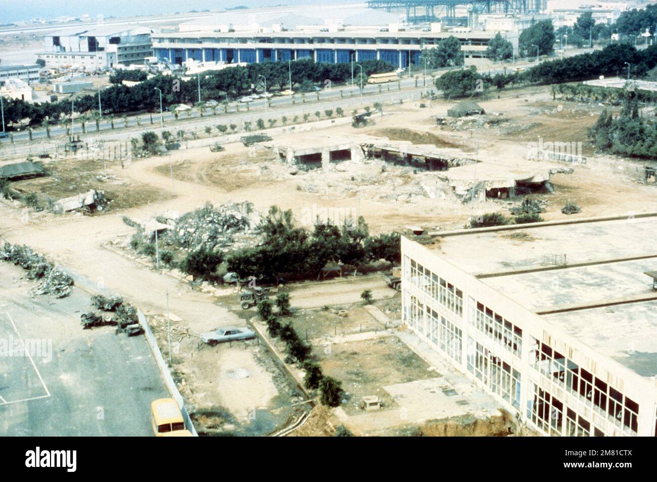 Die Überreste des Hauptquartiers und der Baracken des Marinebattalion Landing Teams am Beirut International Airport aus der Vogelperspektive. Das Gebäude wurde durch einen Terroranschlag zerstört. Basis: Beirut Land: Libanon (LBN) Stockfoto