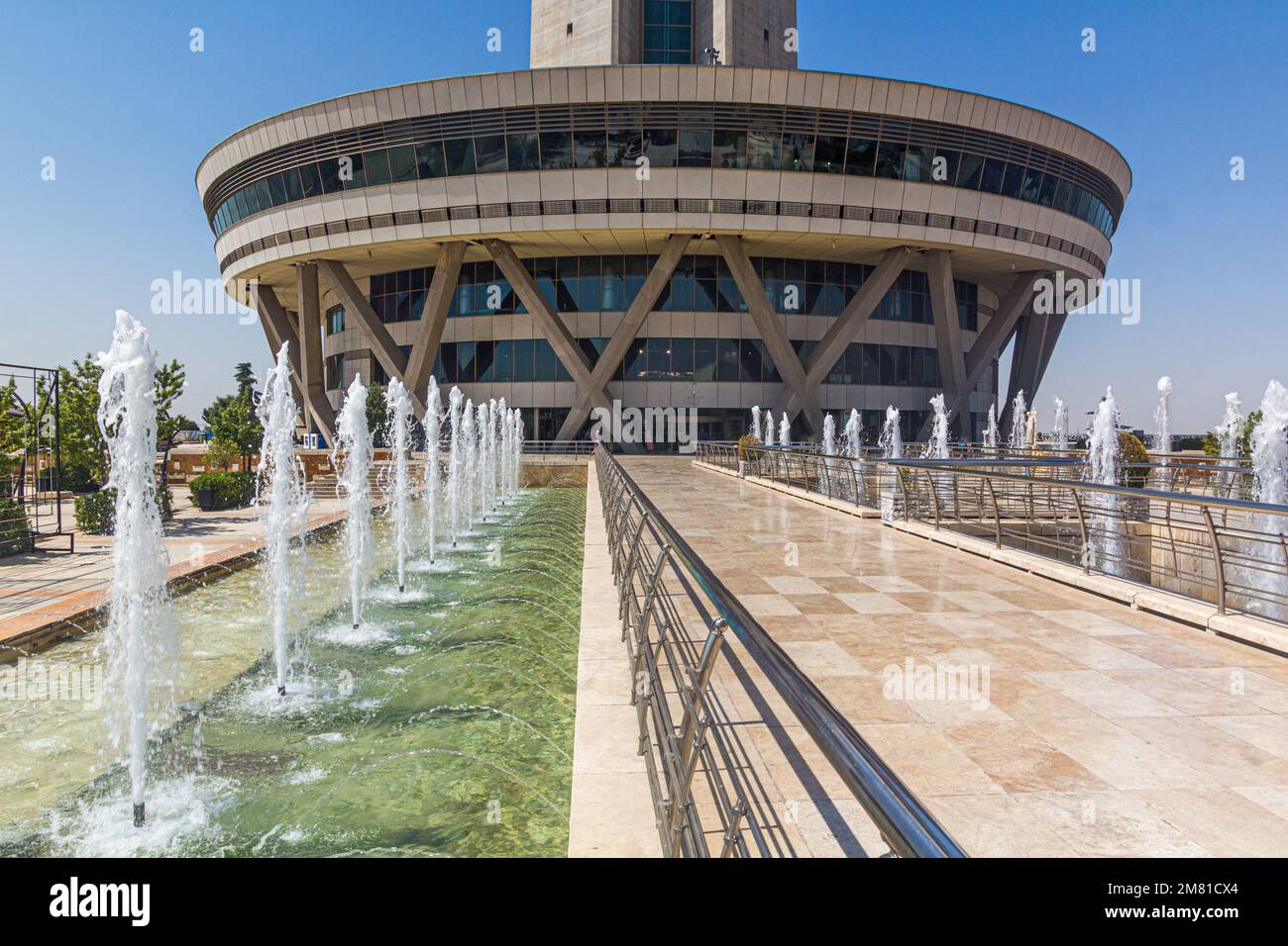 Brunnen vor dem Milad Tower in Teheran, Hauptstadt des Iran. Stockfoto