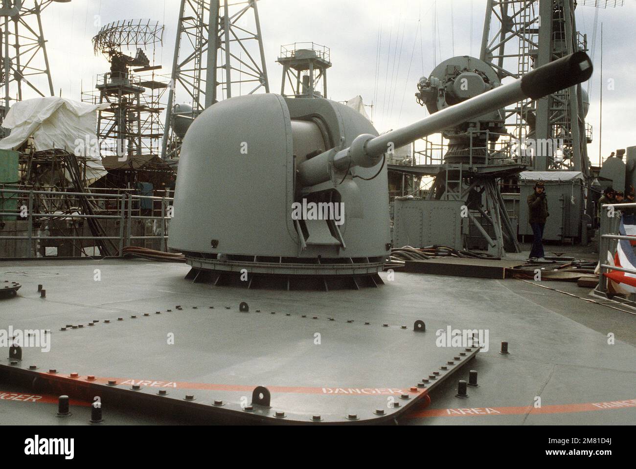 Blick auf die 76mm 62-Kaliber-Mk 75-Flugabwehrwaffe an Bord der Oliver Hazard Perry-Klasse geführten Raketenfregatte DEWERT (FFG-45). Hinter dem Zylinder befindet sich das separate Target Illumination Radar (STIR). Das DEWERT soll im November 19. in Betrieb genommen werden. Basis: Bath Bundesstaat: Maine (ME) Land: Vereinigte Staaten von Amerika (USA) Stockfoto