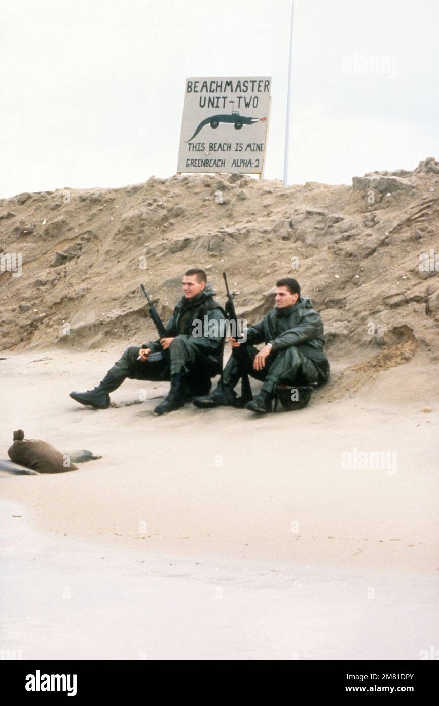 Zwei Marines entspannen sich, während sie auf ihre Abreise von Green Beach während eines multinationalen Friedenssicherungseinsatzes warten. Basis: Beirut Land: Libanon (LBN) Stockfoto