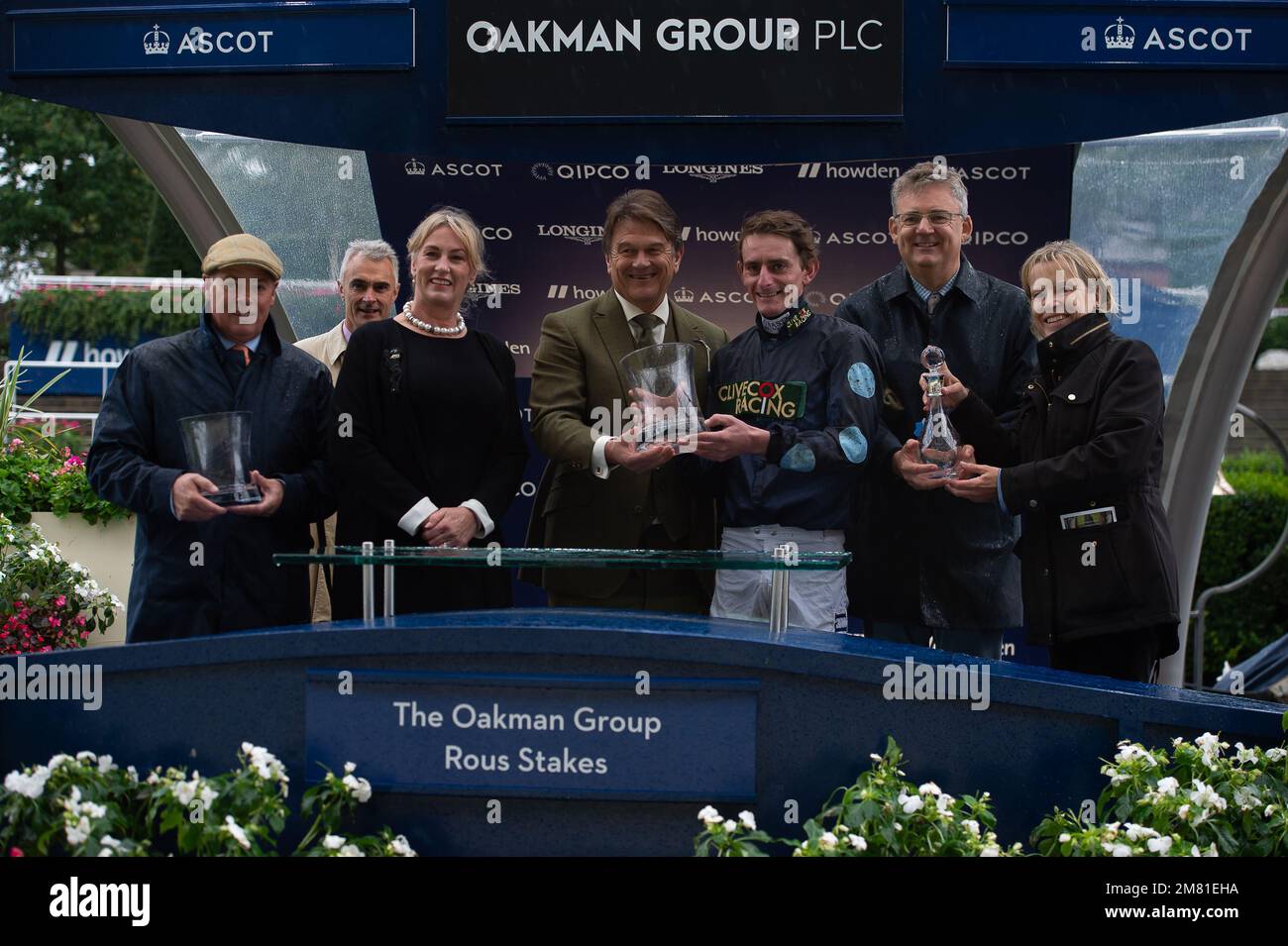 Ascot, Berkshire, Großbritannien. 2. Oktober 2021. Pferderennen am Autumn Racing Weekend und Ascot Beer Festival. Die Besitzer- und Trainer-Präsentation nach dem Pferd Tis Marvellous, geritten von Jockey Adam Kirby, gewinnt die Oakman Group Rous Stakes. Besitzer Miss J Deadman und Mr S. Barrow. Trainer Clive Cox, Hungerford. Breeder Crossfields Bloodstock Ltd Sponsor Clive Cox Racing Ltd Kredit: Maureen McLean/Alamy Stockfoto