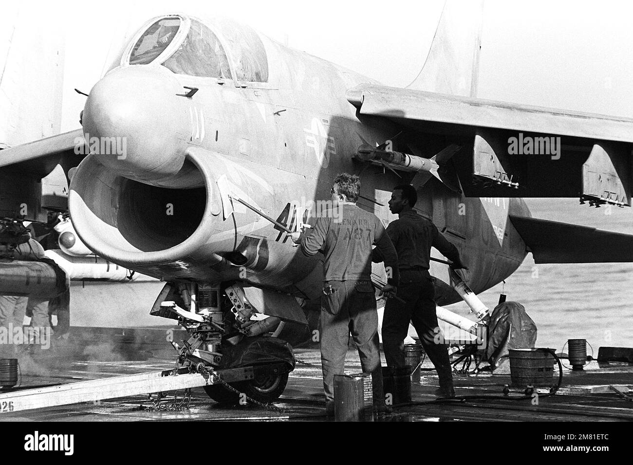 Flugbesatzungen an Bord des Flugzeugträgers USS INDEPENDENCE (CV 62) führen während des Betriebs vor der Küste Beiruts, Libanon, Wartungsarbeiten an einem Flugzeug Der Klasse A-7 Corsair durch. Basis: USS Independence (CV 62) Land: Mittelmeer (MED) Stockfoto