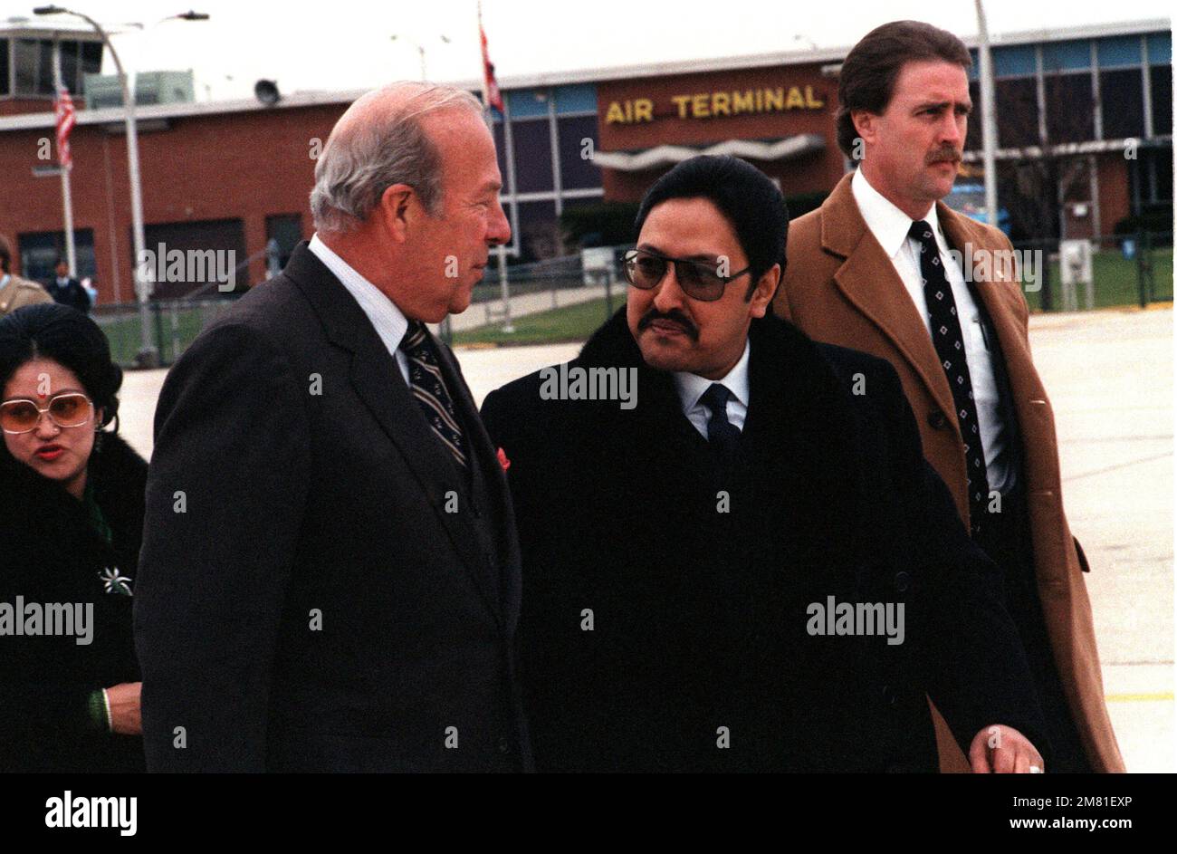 König Birendra Bir Bikram Shah Dev aus Nepal (Zentrum) spricht mit Außenminister George Schultz bei seiner Ankunft zu einem Staatsbesuch. Basis: Luftwaffenstützpunkt Andrews Bundesstaat: Maryland (MD) Land: Vereinigte Staaten von Amerika (USA) Stockfoto