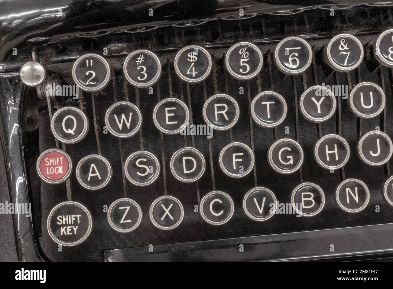 Antike Schreibmaschine mit traditionellen QWERTY-Schlüsseln. Vor dem SMS-Nachrichten verwendeten die Menschen Schreibmaschinen, um durch Schreiben von Briefen zu kommunizieren. Stockfoto