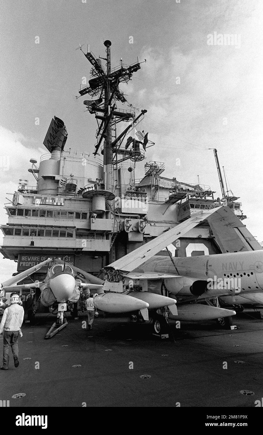 Ein Blick auf die Inselstruktur des Flugzeugträgers USS INDEPENDENCE (CV 62). Die UNABHÄNGIGKEIT ist vor der libanesischen Küste tätig, um die multinationale Friedenstruppe in Beirut zu unterstützen. Land: Mittelmeer (MED) Stockfoto