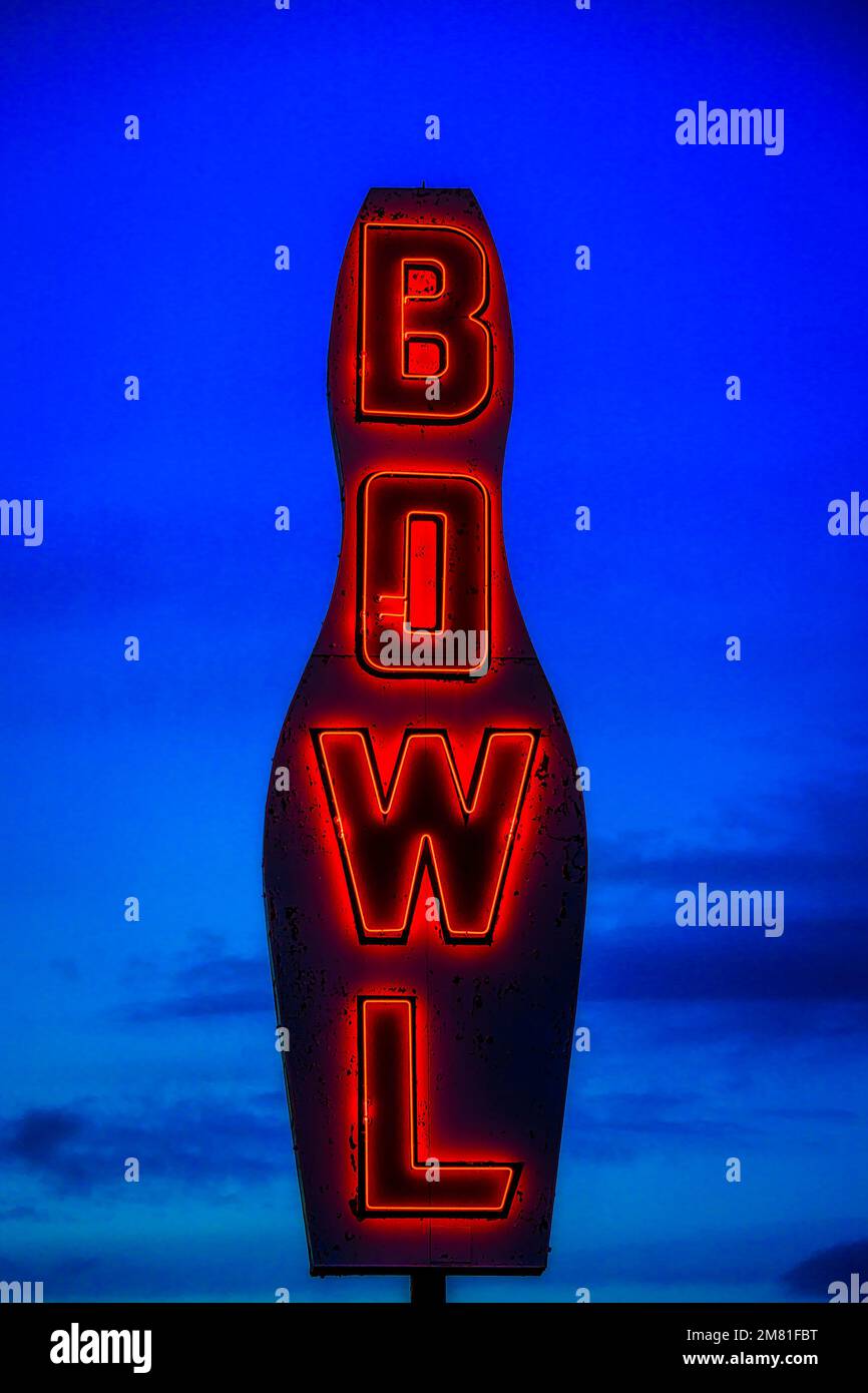 Das Neon Bowling-Schild Leuchtet Nachts Auf Stockfoto