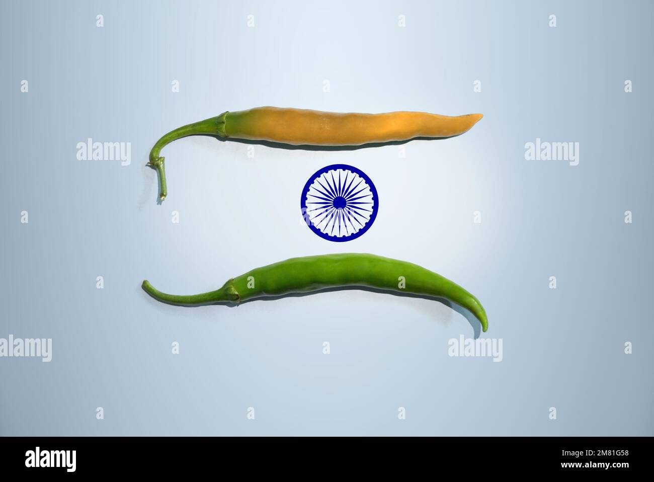 Kreatives Konzept der indischen Dreifarbigen-Flagge, erstellt mit Green Chilly und Orange Chilly. Der Tag der Republik Indien. Unabhängigkeitstag Indiens. Stockfoto