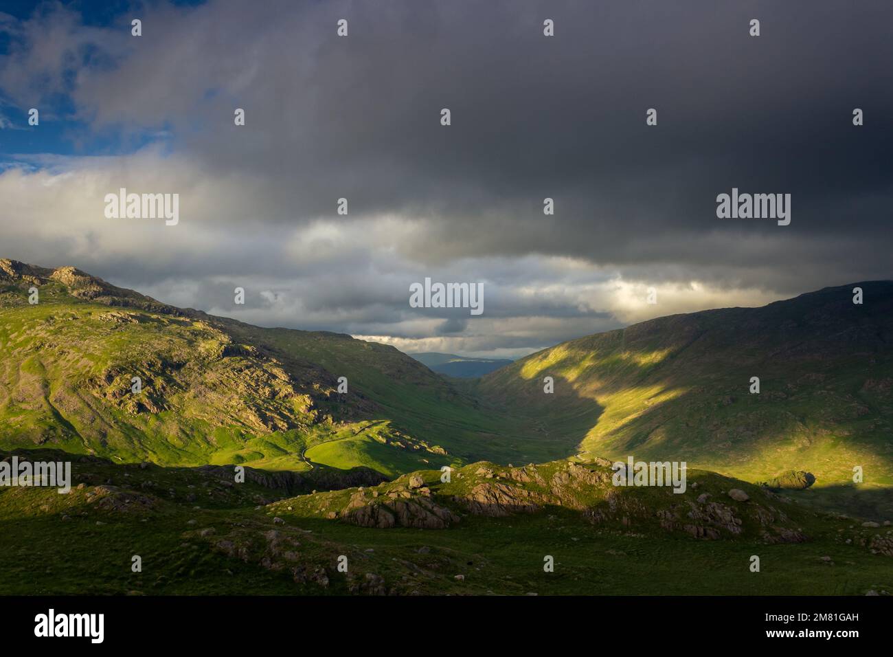 Cumbria, Vereinigtes Königreich: Hardknott Pass, eine hohe Bergroute im Lake District. Nach Osten in Richtung Ulpha Fell und Cockley Beck Fell. Stockfoto