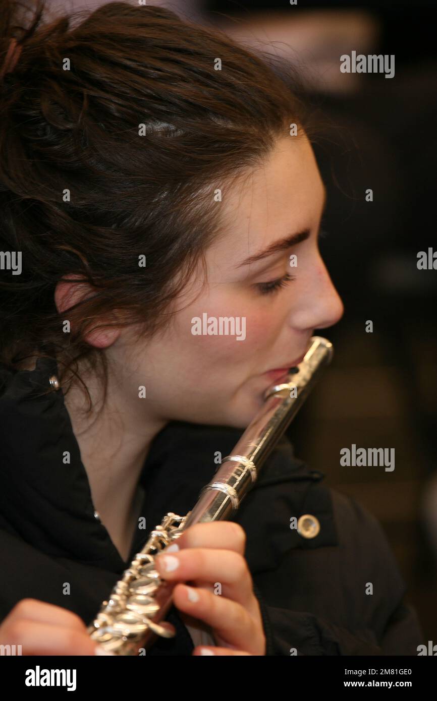 Ein junger Flötist spielt ein Probestück für das Koma (zeitgenössische Musik für alle) Sussex Festival Konzert am West Dean College Stockfoto