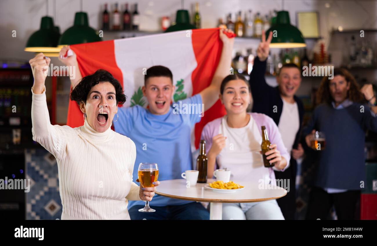 Begeisterte peruanische Fans schreien vor Freude in der Bierbar. Peruaner gewinnen Stockfoto