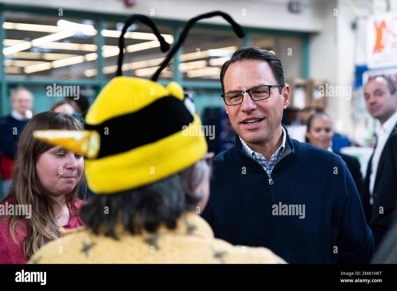 Pennsylvania Gov.-elect Josh Shapiro, right, tours the annual Pennsylvania Farm Show in Harrisburg, Pa., Wednesday, Jan. 11, 2023. (AP Photo/Matt Rourke) Stockfoto
