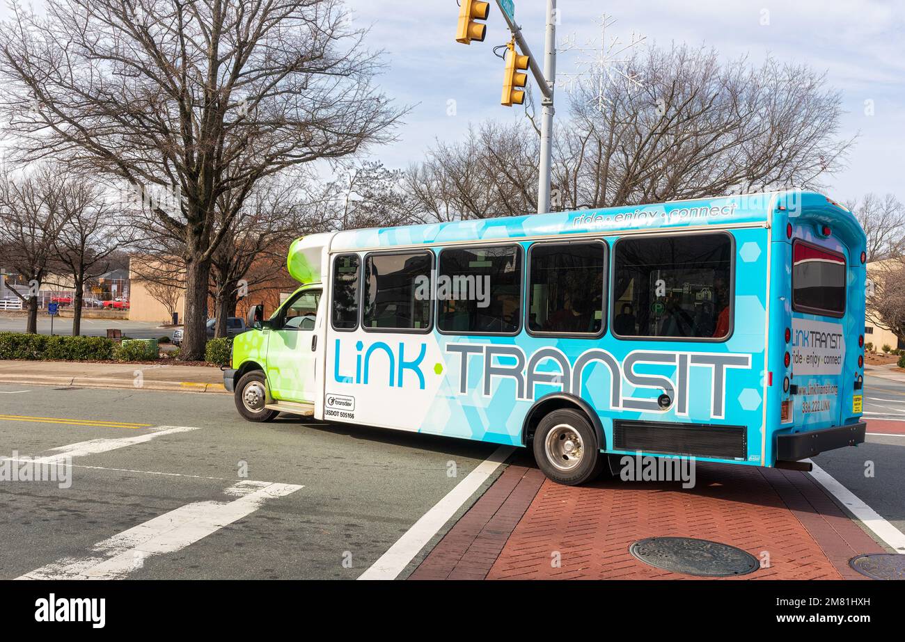 BURLINGTON, NC, USA-2. JANUAR 2023: Ein Bus im öffentlichen Verkehrsnetz von Burlington, genannt „Link Transit“. Stockfoto