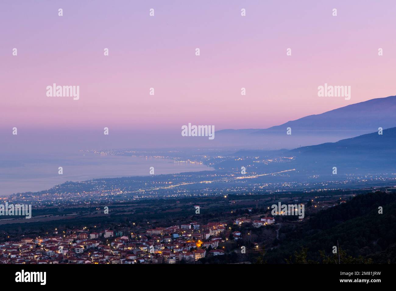 Panoramablick auf die Stadt Litochoro in der Dämmerung, an der Küste der Region Pieria und direkt am Fuß des Olymp, in Zentralmakedonien, Griechenland, Europa. Stockfoto