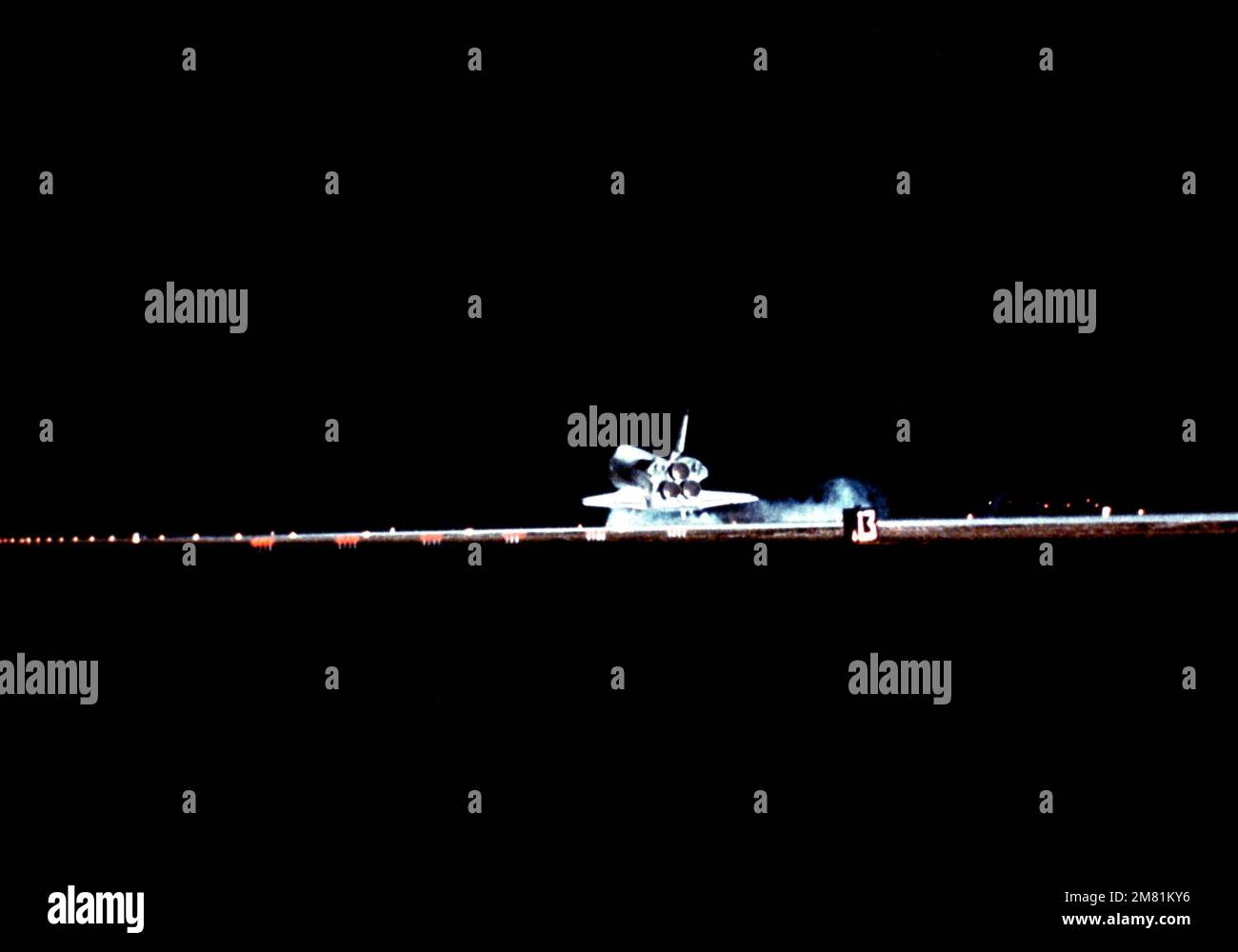 Der Space Shuttle Orbiter Challenger (STS-8) landet das Space Transportation System zum ersten Mal nachts, wenn es am Ende einer sechstägigen Mission um 12:40 Uhr (PDT) auf der Rollbahn 22 ankommt. An Bord sind Richard H. Truly, Commander, Daniel Brandenstein, Pilot, und die Spezialisten Guion S. Bluford, Dale A. Gardner und Dr. William E. Thornton. Basis: Luftwaffenstützpunkt Edwards Bundesstaat: Kalifornien (CA) Land: Vereinigte Staaten von Amerika (USA) Stockfoto