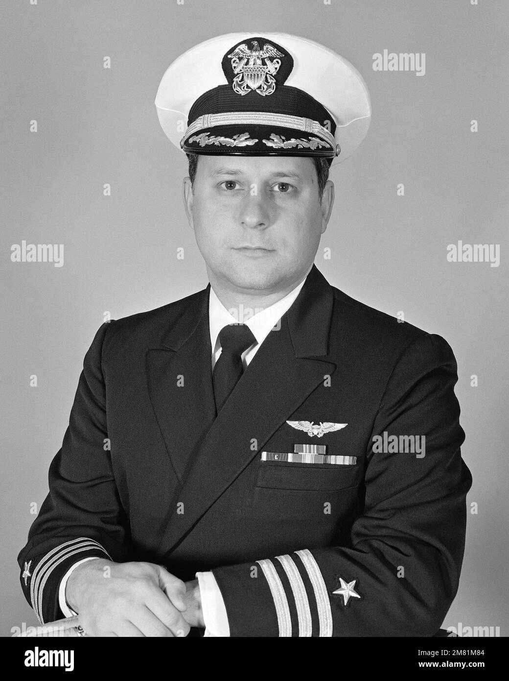 Befehlshaber Raymond L. Marzullo, USNR (gedeckt). Land: Unbekannt Stockfoto