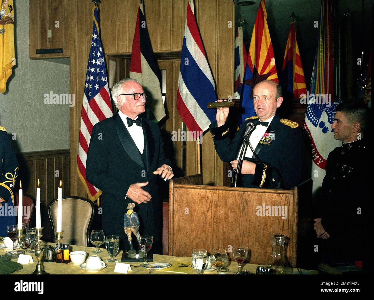 Der pensionierte US-Senator Barry M. Goldwater, Left, hört Brigadegeneral Gordon R. Sullivan, stellvertretender Befehlshaber des US Army Armor Center, während Goldwater in Fort Knox eine Präsentation nach dem Abendessen hält. Basis: Fort Knox Bundesstaat: Kentucky (KY) Land: Vereinigte Staaten von Amerika (USA) Stockfoto