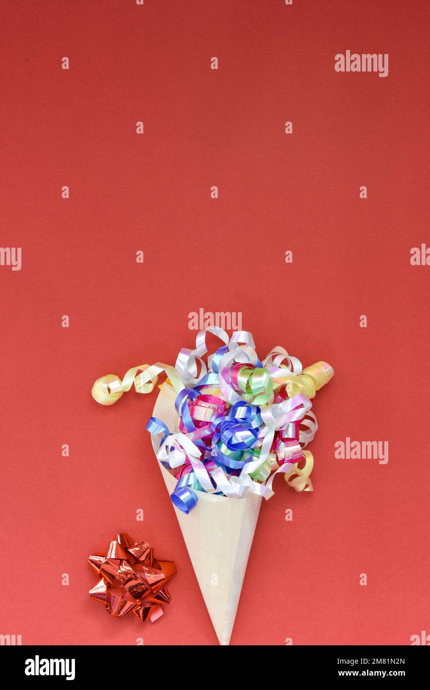 Papiermembran mit farbenfrohen Partytänzern auf rotem Hintergrund. Stockfoto