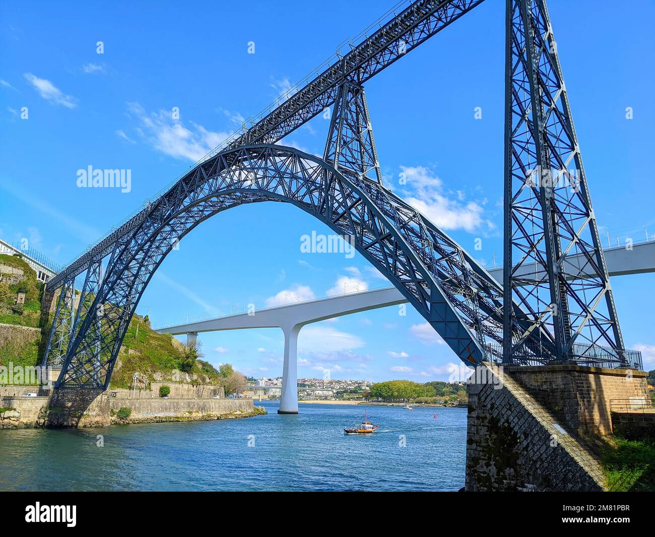 Tour mit dem Boot, Segeln unter den Brücken Sao Joao und Maria Pia, Sonnentag, Porto, Portugal Stockfoto