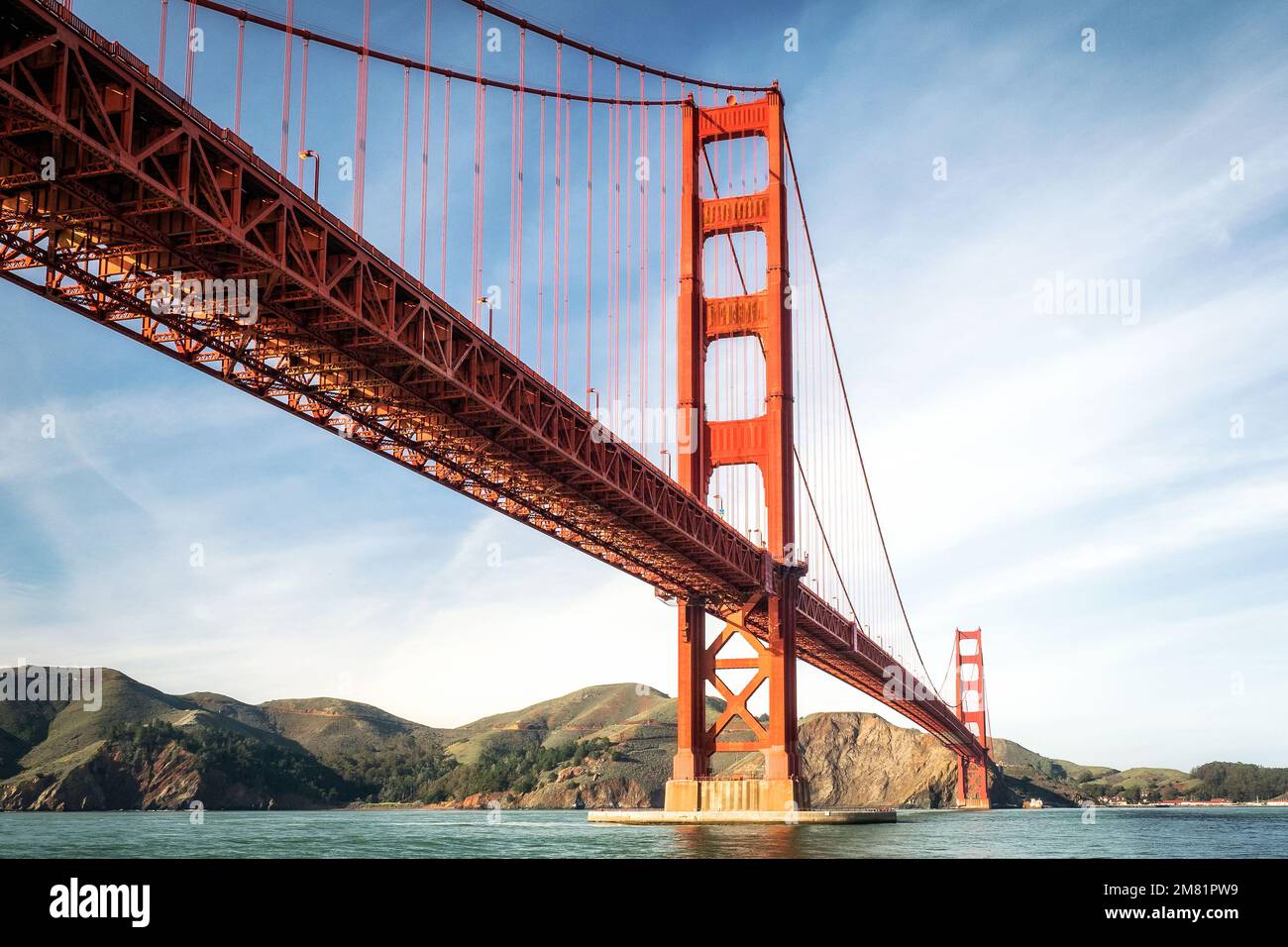 San Franciscos berühmte Golden Gate Bridge vom Ufer Stockfoto