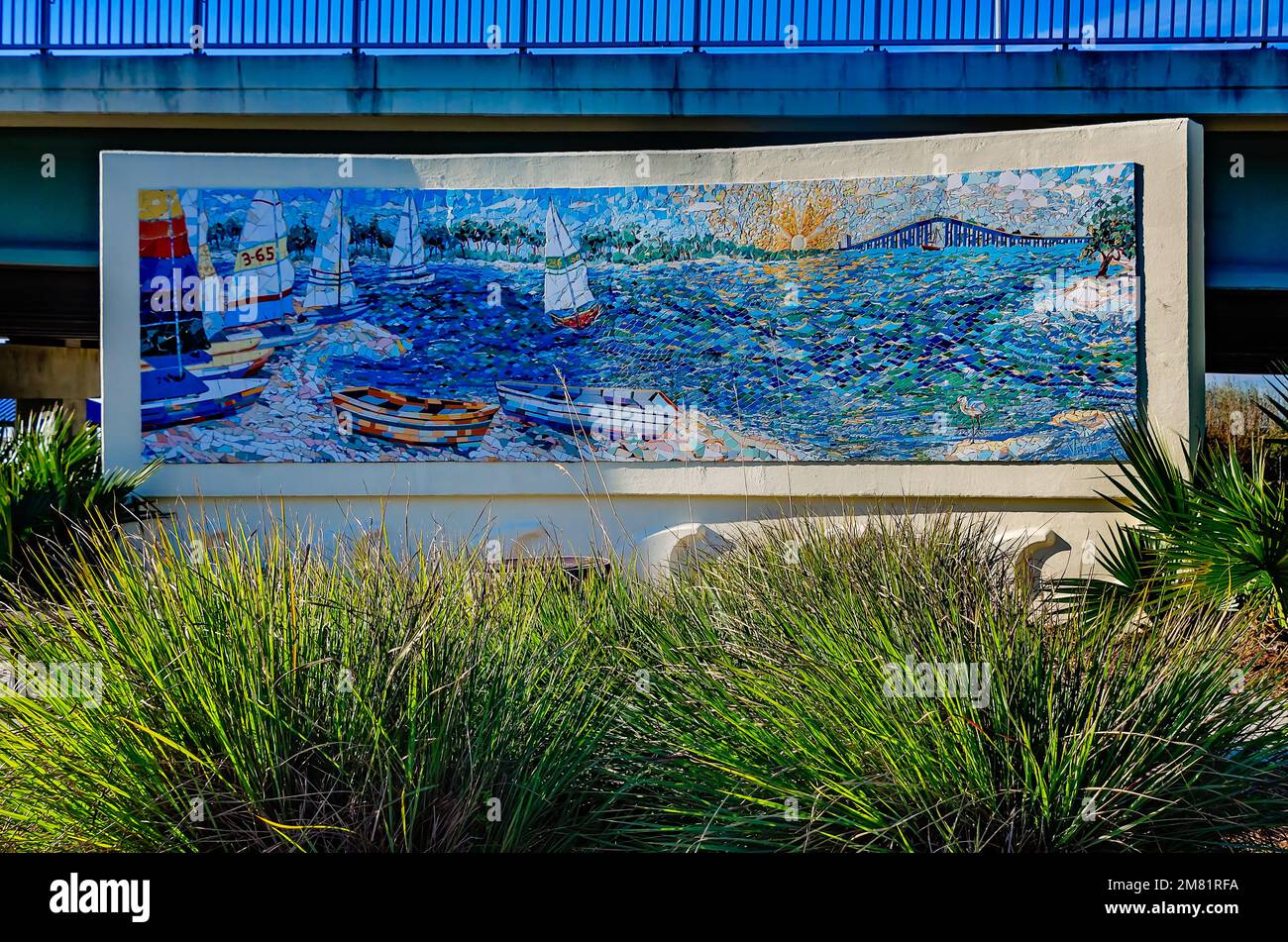 Das Ocean Springs-Biloxi Bridge Mosaic Mural ist am 28. Dezember 2022 in Ocean Springs, Mississippi, abgebildet. Das Wandgemälde ist 120 Meter lang. Stockfoto