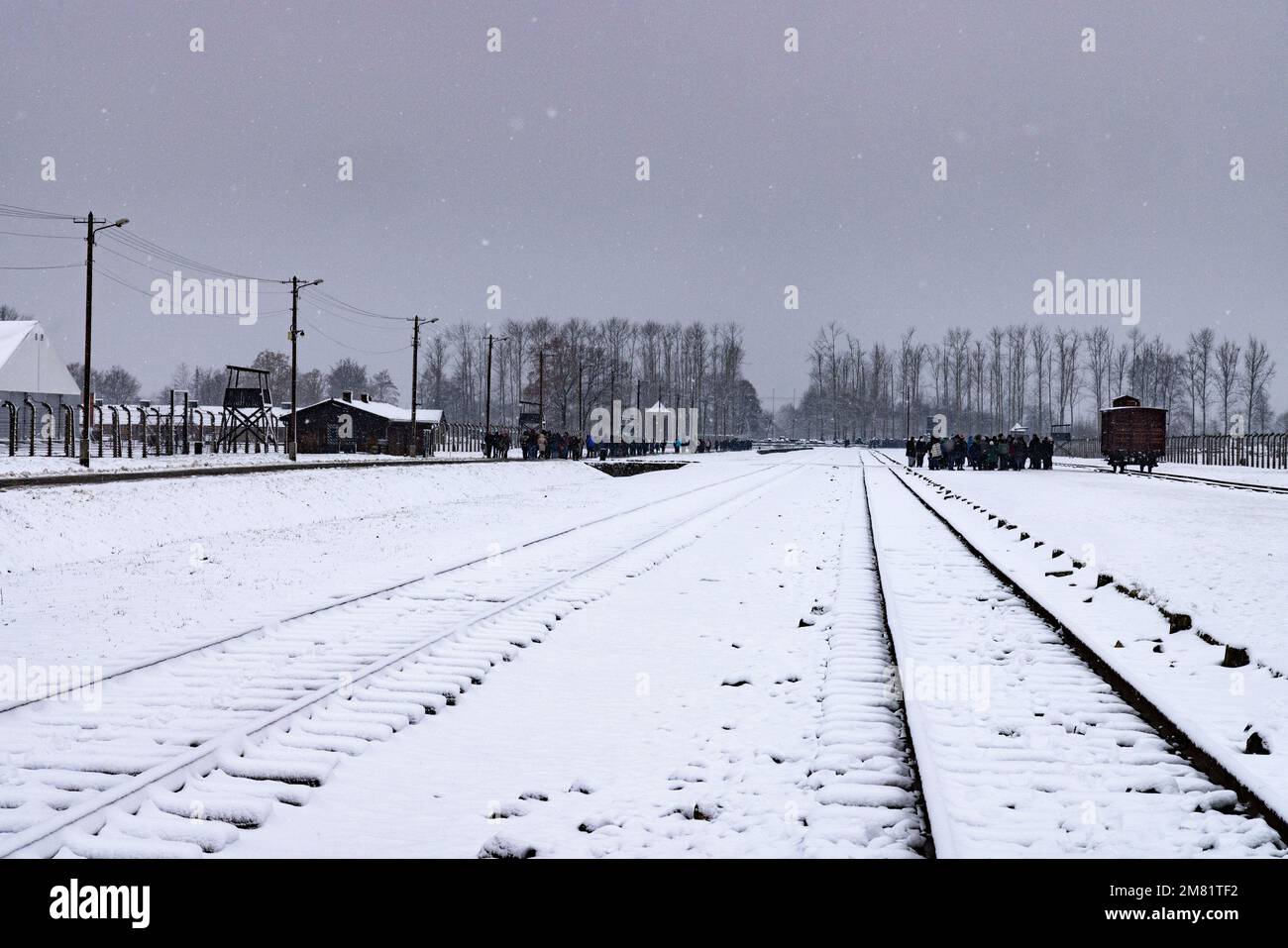 Bahnlinien zum Eingang zum Konzentrationslager Auschwitz Birkenau, im Winter Schnee, Auschwitz Holocaust-Mahnmal, Krakau Polen Europa Stockfoto