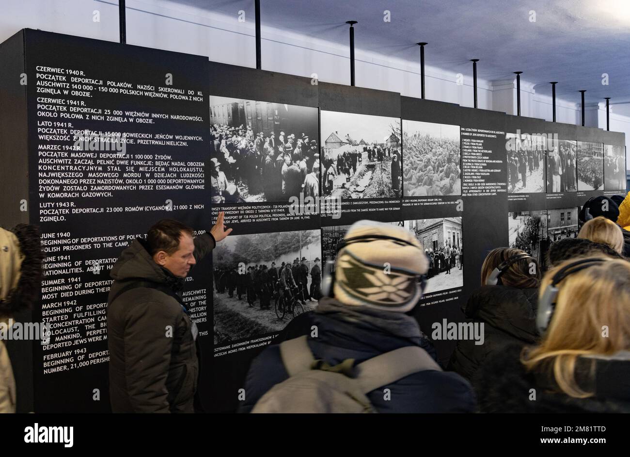 Innenbereich des Konzentrationslagers Auschwitz Birkenau; Reiseleiter erläutert den Besuchern im Museum, Auschwitz, Polen Europa Fotos von Gefangenen Stockfoto