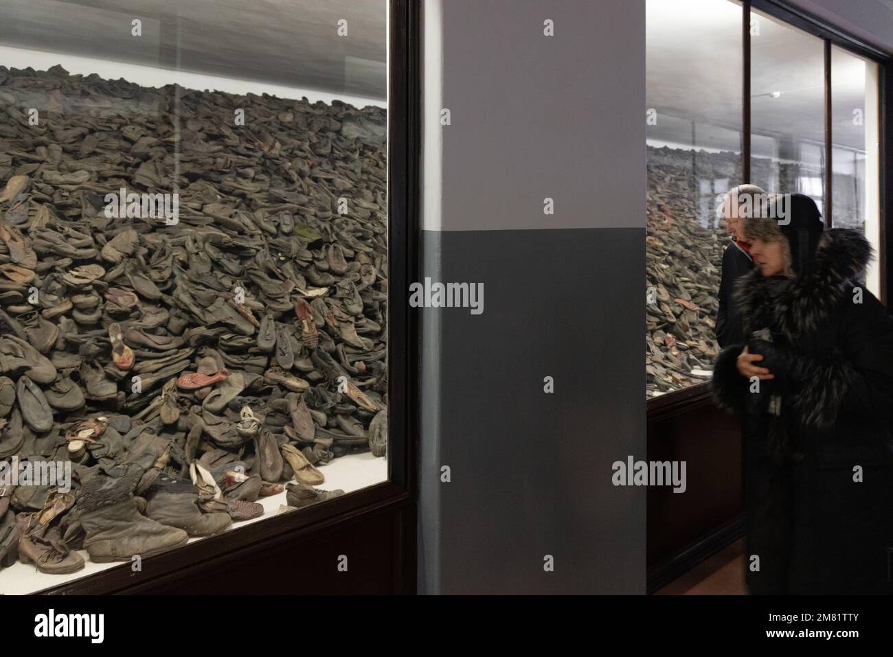 Auschwitz-Schuhe. Menschen, die auf Tausende von Schuhen aus dem Holocaust des zweiten weltkriegs, dem Konzentrationslager Auschwitz Birkenau, Krakau Polen Europa schauen Stockfoto