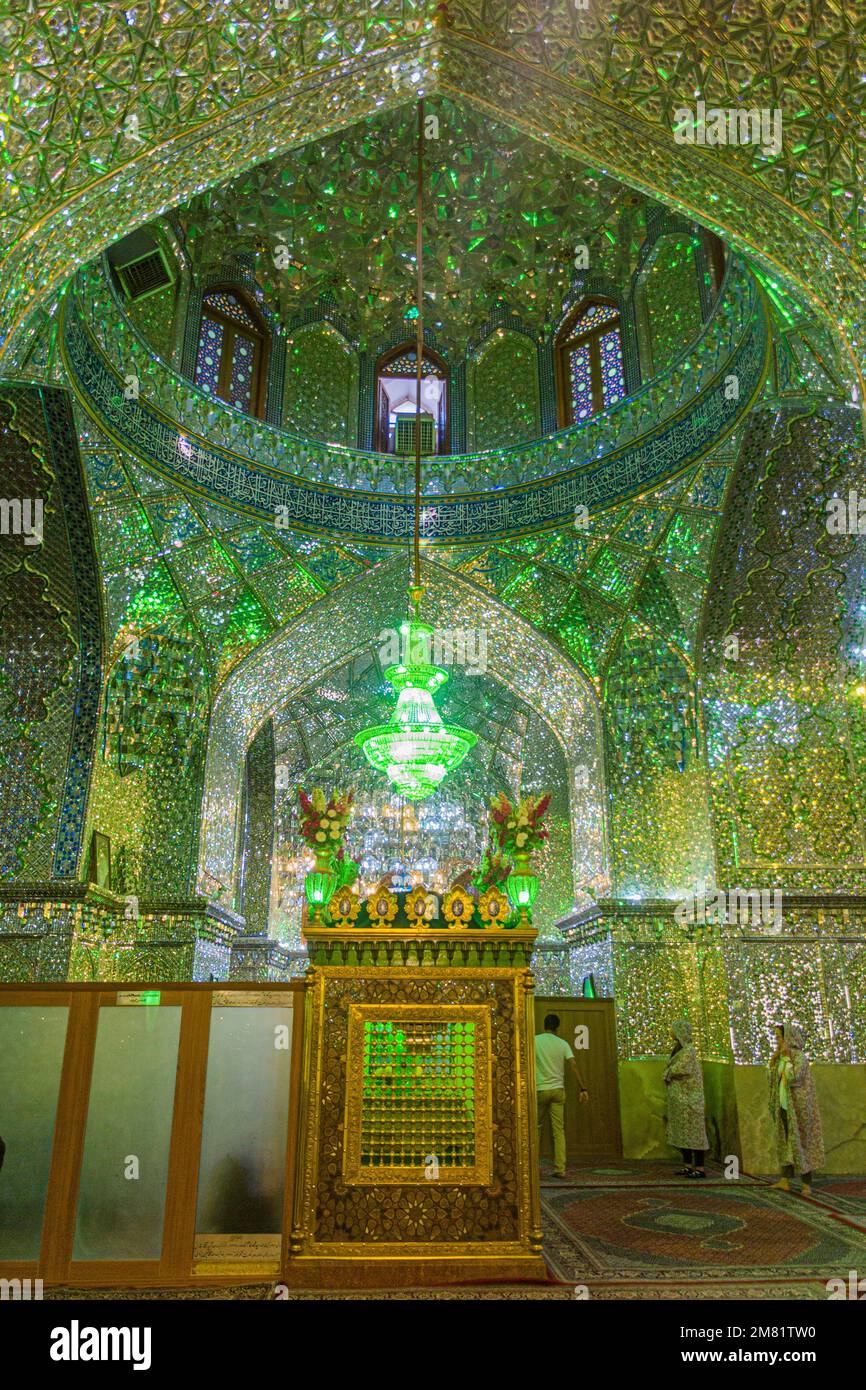 SHIRAZ, IRAN - 8. JULI 2019: Innenansicht von Imamzadeh-ye Ali EBN-e Hamze (Ali Ibn Hamza Mausoleum) in Shiraz, Iran Stockfoto