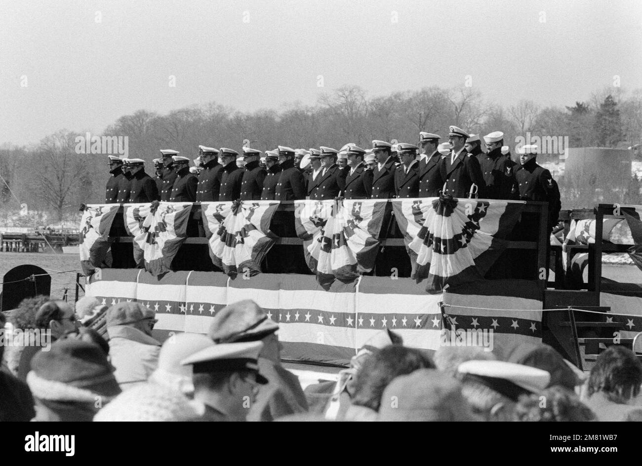 Die Crew steht in Formation auf dem Deck des nuklearbetriebenen
