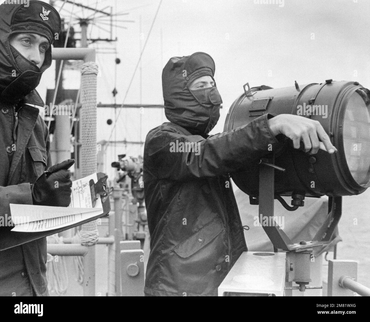 Crewman M. Connelly betreibt einen Signalsucher als PO2 E. Folmsbee steht bereit, um Übertragungen an Bord des Amphibienschiffs USS BELLEAU WOOD (LHA 3) während DES MANNSCHAFTSGEISTES '84 aufzuzeichnen. TEAMGEIST ist eine gemeinsame/kombinierte Operation, die darauf abzielt, die Verteidigung Koreas zu testen und zu verbessern und die Kampfbereitschaft der Republik Korea und der US-Streitkräfte zu erhöhen. Betreff Operation/Serie: TEAMGEIST '84 Basis: Tok Sok Ri Beach Land: Republik Korea (KOR) Stockfoto