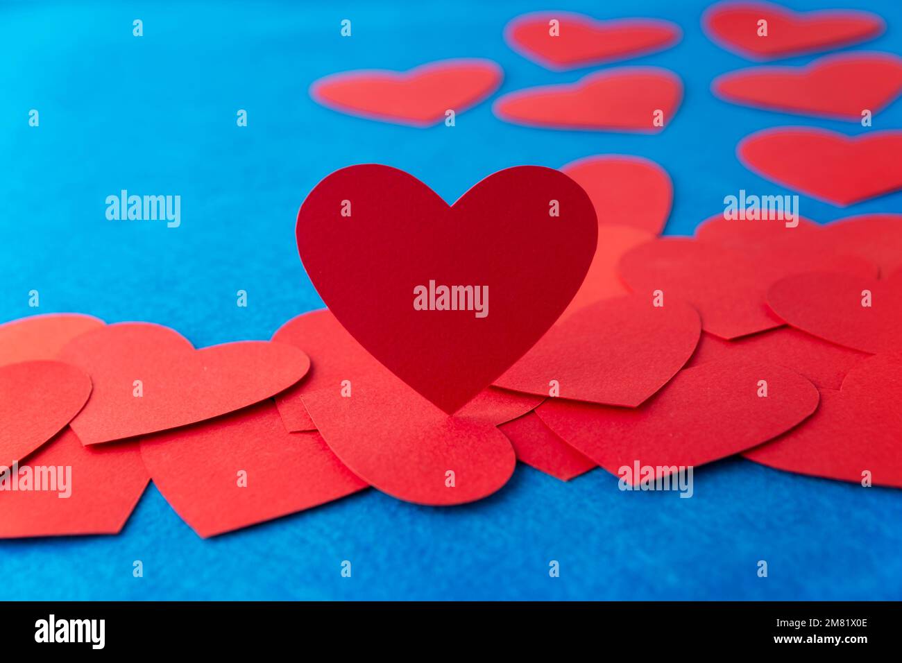 Rotes Papierherz auf blauem strukturiertem Hintergrund mit Kopierbereich. Love Concept Image. Valentinstag, Muttertag, Geburtstagskarten, Einladungen Stockfoto