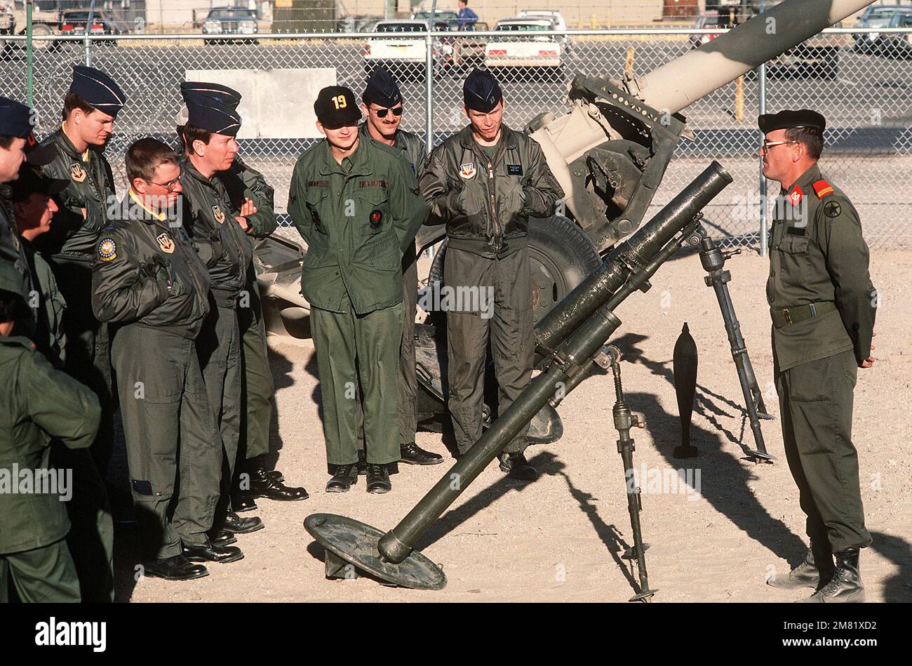 Armee-SGT. Samuel S. Rogers, ein Mitglied der "gegnerischen Kräfte", gibt Piloten einen Einblick in die Funktionen und Reichweiten sowjetischer Mörser während der Übung des Luftkriegers. Die vorgestellten Mörser sind der M-37 82mm-Mörtel im Vordergrund und der M-43 120mm-Mörser im Hintergrund. Betreff Betrieb/Serie: AIR WARRIOR Base: Fort Irwin Bundesstaat: Kalifornien (CA) Land: Vereinigte Staaten von Amerika (USA) Stockfoto