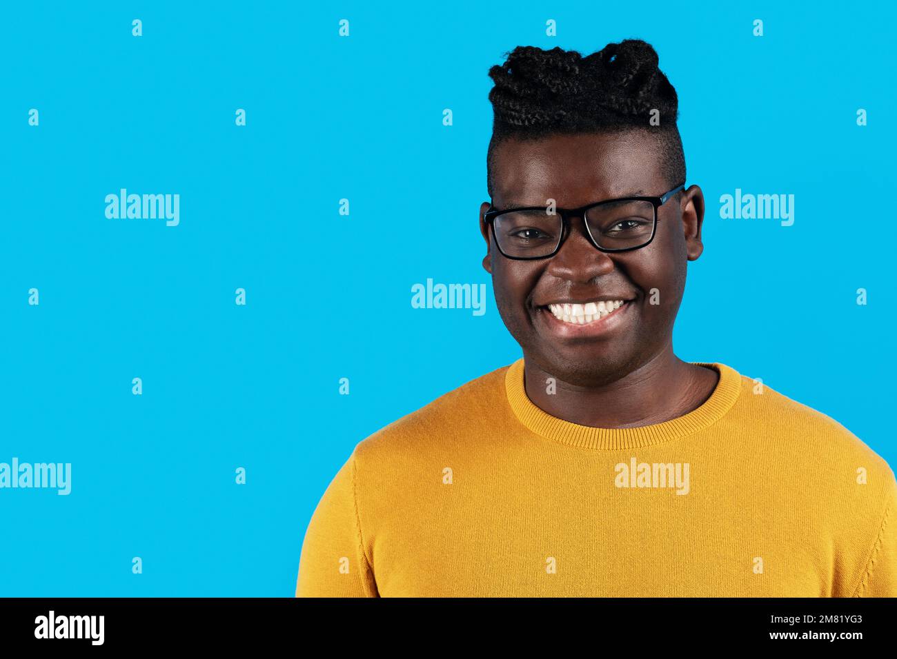 Nahaufnahme Porträt Von Happy Young Black Man Mit Stilvoller Brille Stockfoto