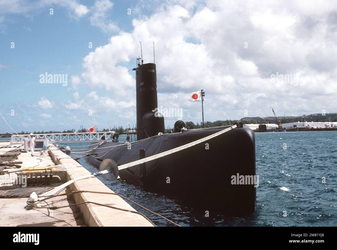 Steuerbordblick auf das japanische U-Boot ARASHIO (SS 565) im Hafen von Apra. Basis: Marinestützpunkt, Staat Guam: Guam (GU) Land: Nördliche Marianen (MNP) Stockfoto