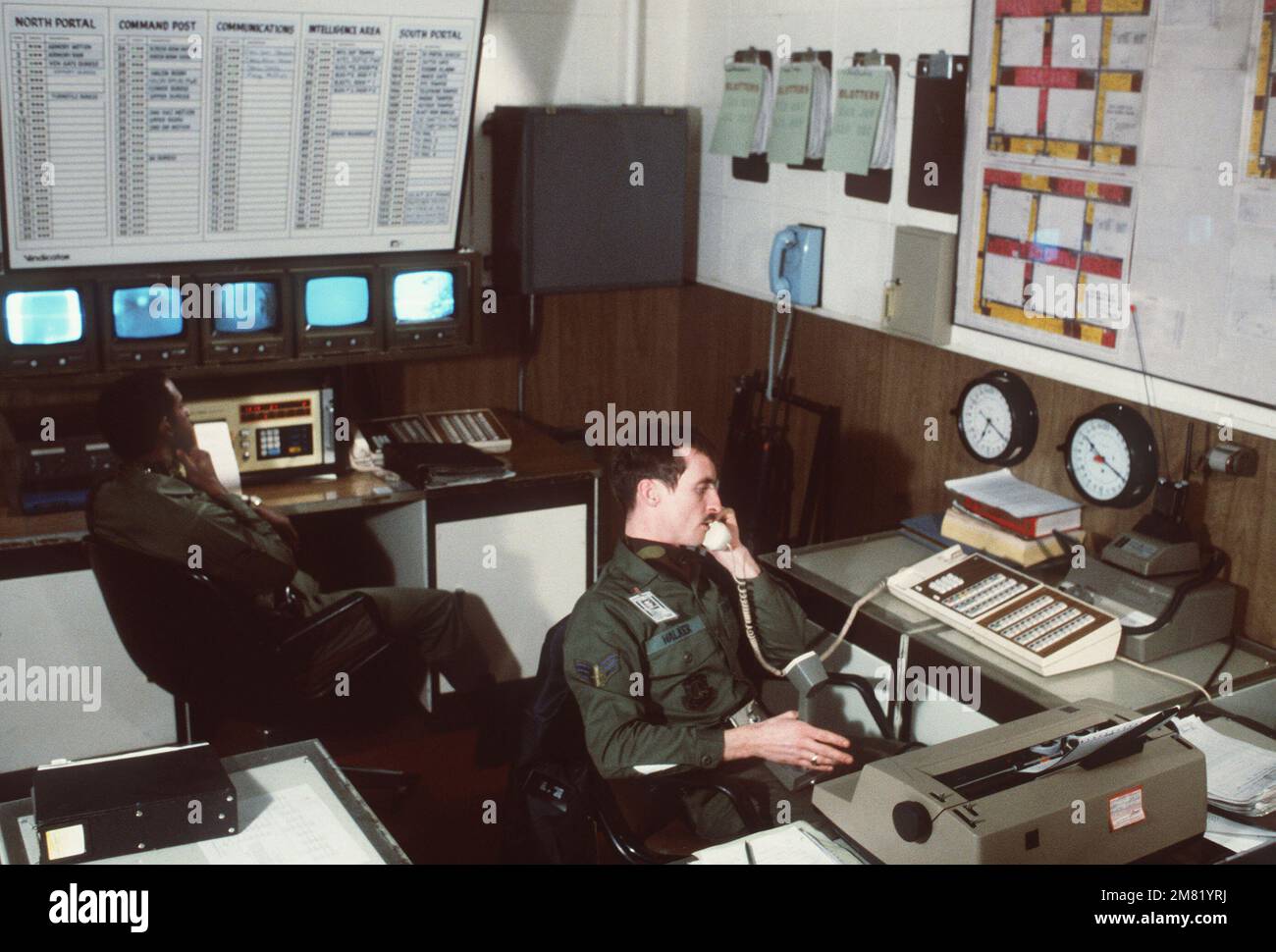 Sergeant Anthony Bolden (1), Alarmwächter, und SENIOR AIRMAN Stanley Walker, Sicherheitscontroller, übernehmen Sicherheitsaufgaben im North American Air Defense (NORAD) Cheyenne Mountain Complex. Basis: Luftwaffenstützpunkt Peterson Bundesstaat: Colorado (CO) Land: Vereinigte Staaten von Amerika (USA) Stockfoto