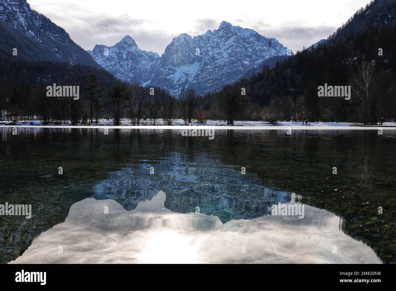 Das klare Wasser der ruhigen Jasna-Seen im Triglav-Nationalpark in Slowenien spiegelt die Julianischen Alpen wider Stockfoto