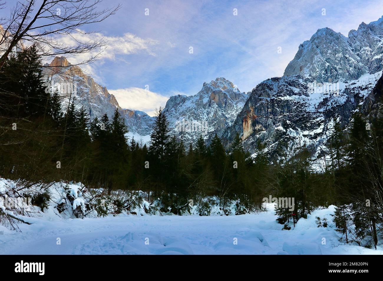 Die dramatischen schneebedeckten Berge des Triglav-Nationalparks, Slowenien - ein Paradies zum Wandern, Klettern und Skifahren Stockfoto