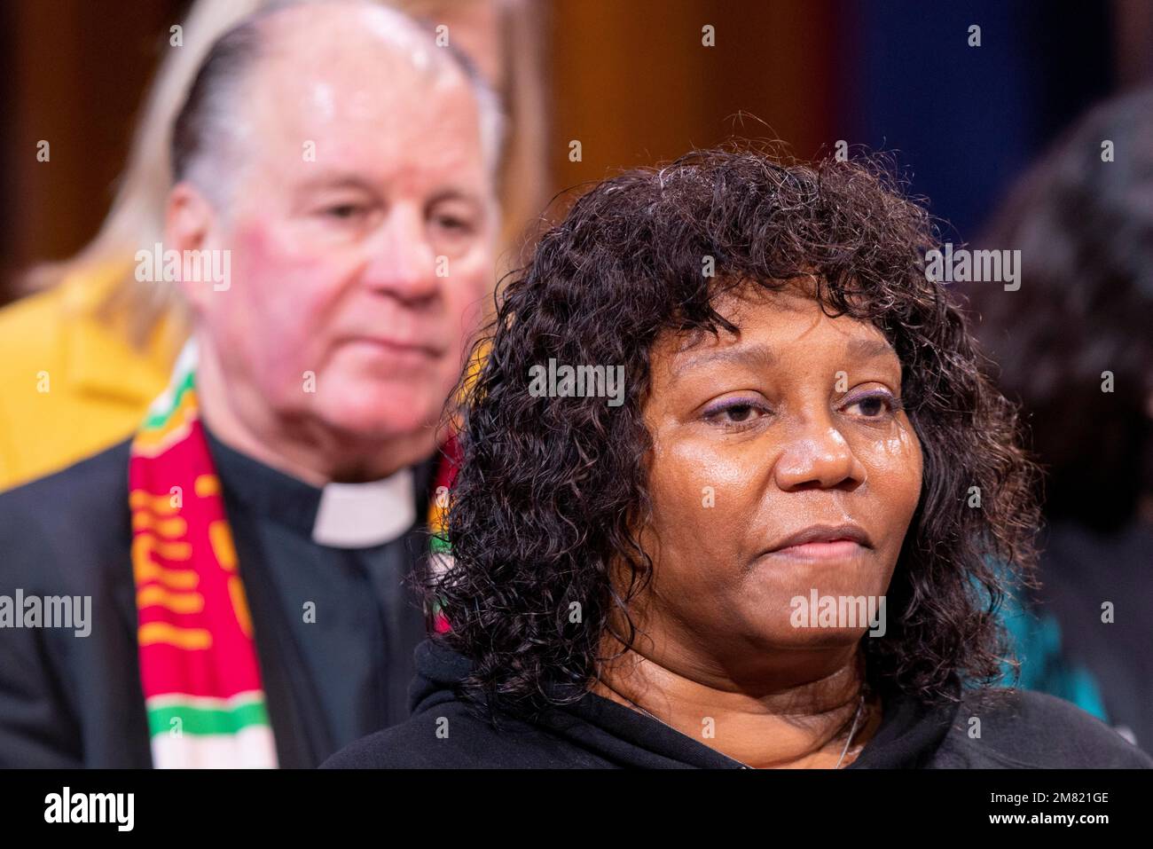 Portland, USA. 11. Januar 2023. Marilyn Keller ist einer der Hauptantragsteller für Maßnahme 114. „Lift Every Voice“, eine in Oregon ansässige Gruppe von Geistlichen, die im November die Einführung der Waffensicherheitsmaßnahme 114 leitete, hielt am 11. Januar 2023 in Portland, Oregon, eine breit angelegte Pressekonferenz ab. Bei der Einleitung von Gerichtsverfahren gegen einige Teile des Gesetzes und Gerichtsentscheidungen, die anderen Teilen erlauben, gelobten die religiösen Führer und Aktivisten, auf die vollständige Umsetzung zu drängen. (Foto: John Rudoff/Sipa USA) Guthaben: SIPA USA/Alamy Live News Stockfoto