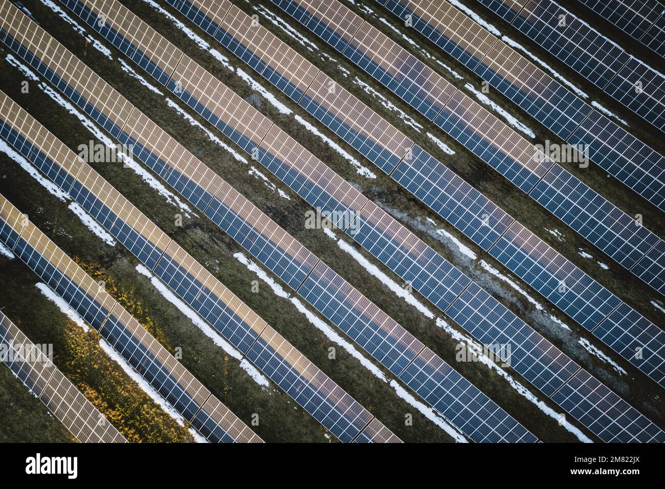 Luftaufnahme eines Solarpaneelbetriebs zur Erzeugung erneuerbarer Energie Stockfoto