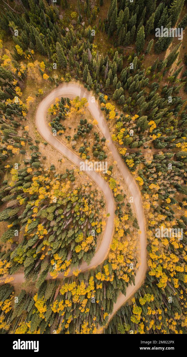 Kurvenreiche Straßen - Colorado Herbstfarben Luftaufnahmen Stockfoto
