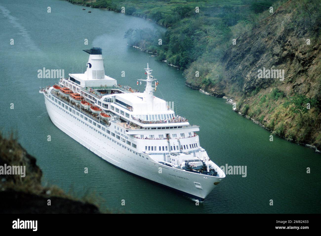Steuerbord-Blick auf das britische Kreuzfahrtschiff SS ISLAND PRINCESS während der Durchfahrt über die kontinentale Wasserscheide am Gaillard-Schnitt. Staat: Kanalzone Land: Panama (PAN) Stockfoto