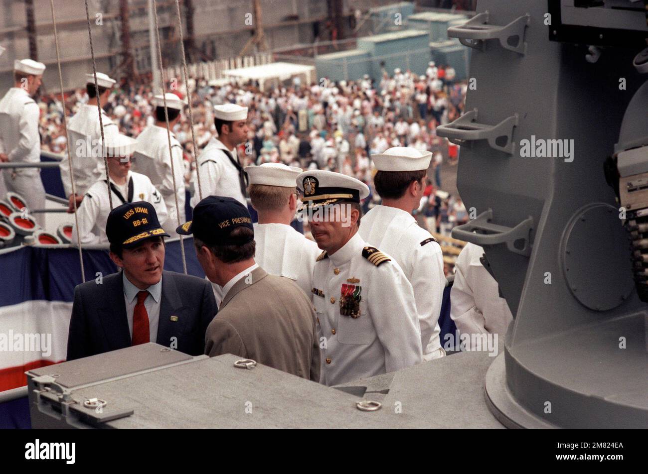 Marineminister John F. Lehman Jr., Left, Vizepräsident George Bush, Center und CAPT. Gerald E. Gneckow, kommandierender Offizier des Schiffs, besichtigt das Schlachtschiff USS IOWA (BB-61) nach seiner Wiederinbetriebnahme. Basis: Pascagoula Bundesstaat: Mississippi (MS) Land: Vereinigte Staaten von Amerika (USA) Stockfoto