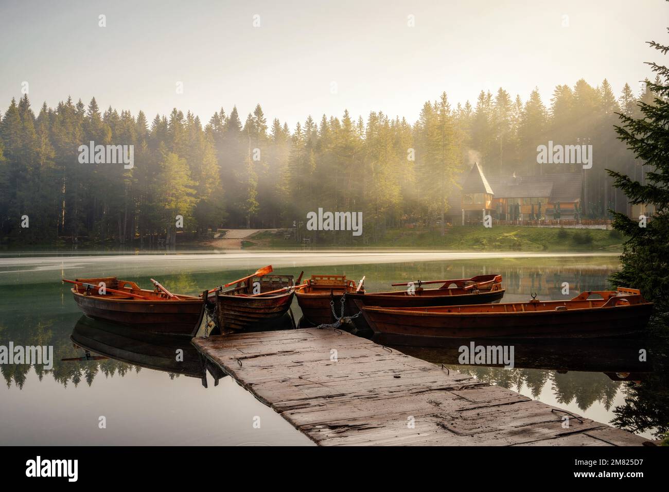 Holzboote auf einem See in Durmitor Montenegro Stockfoto