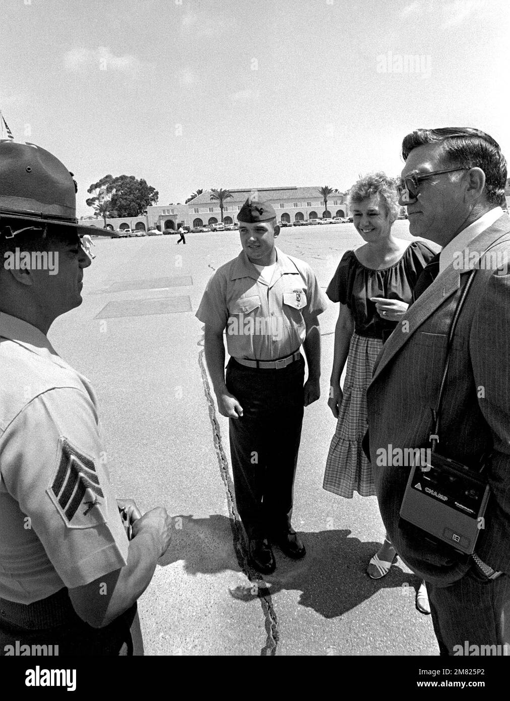 Gefreiter Eugene Lejeune, Center, steht bei seinen Eltern nach seinem Abschluss im Marine Corps Recruit Depot. Gefreiter Lejeune, Marine der vierten Generation, ist der Enkel von Major General J. A. Lejeune, ehemaliger Kommandant des Marine Corps. Basis: San Diego Staat: Kalifornien (CA) Land: Vereinigte Staaten von Amerika (USA) Stockfoto
