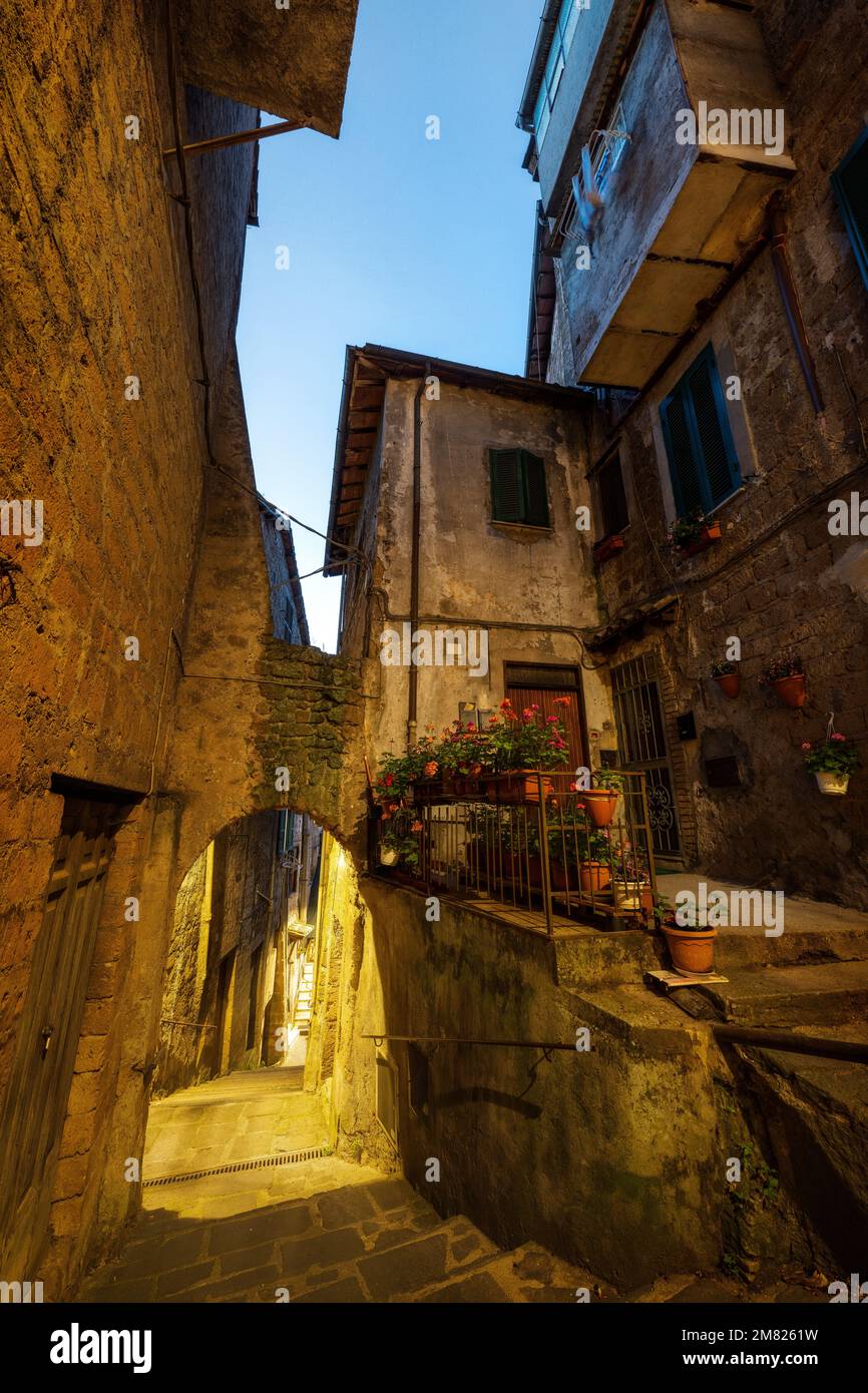 Italienisches Dorf bei Nacht, aufgenommen im Mai 2022 Stockfoto