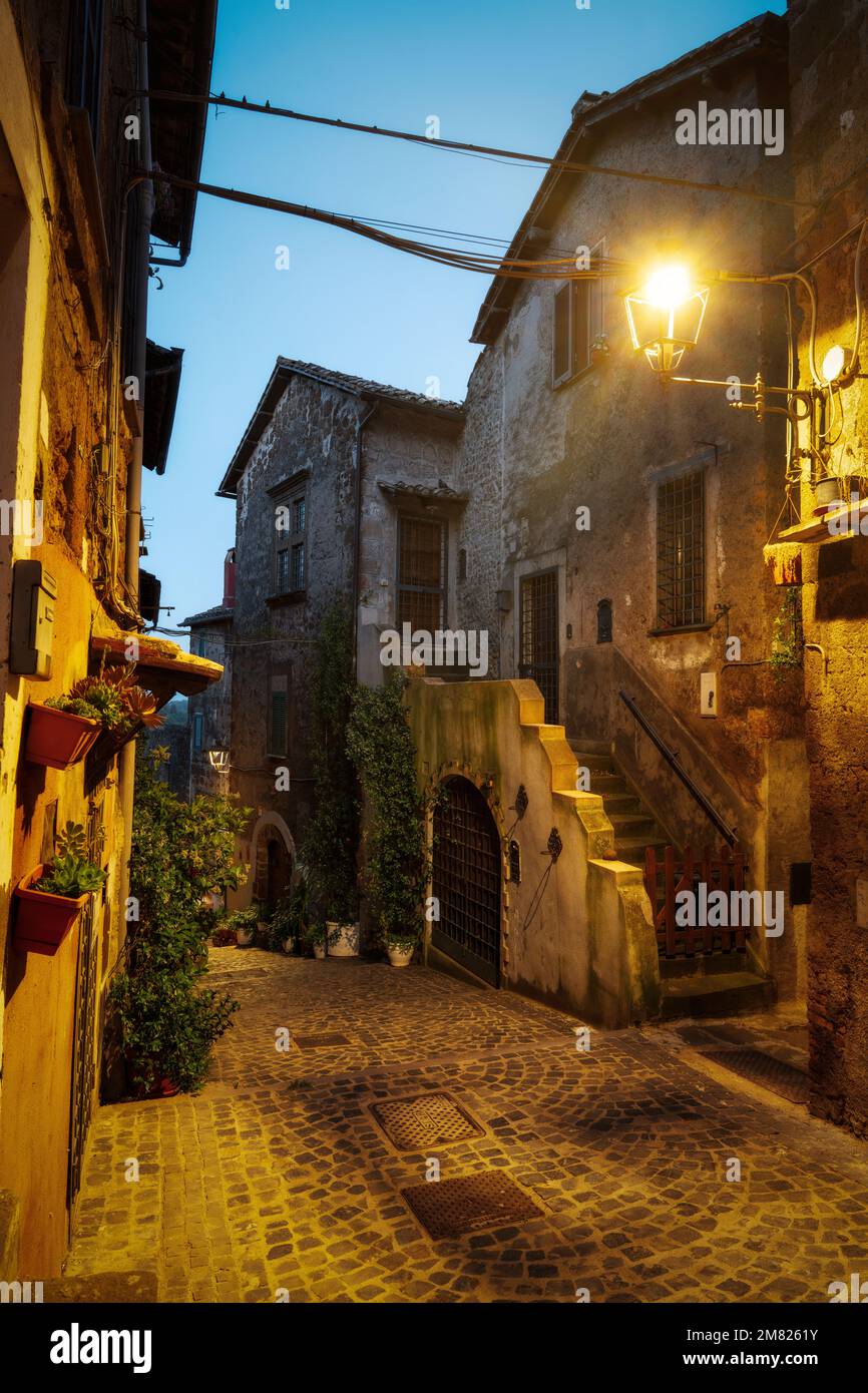 Italienisches Dorf bei Nacht, aufgenommen im Mai 2022 Stockfoto