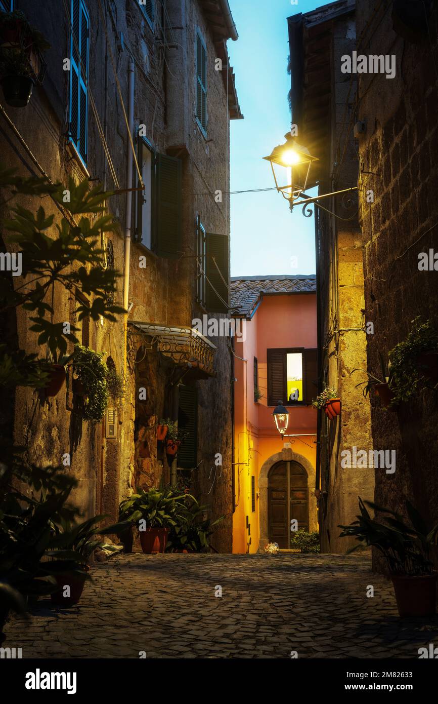 Italienisches Dorf bei Nacht, aufgenommen im Mai 2022 Stockfoto