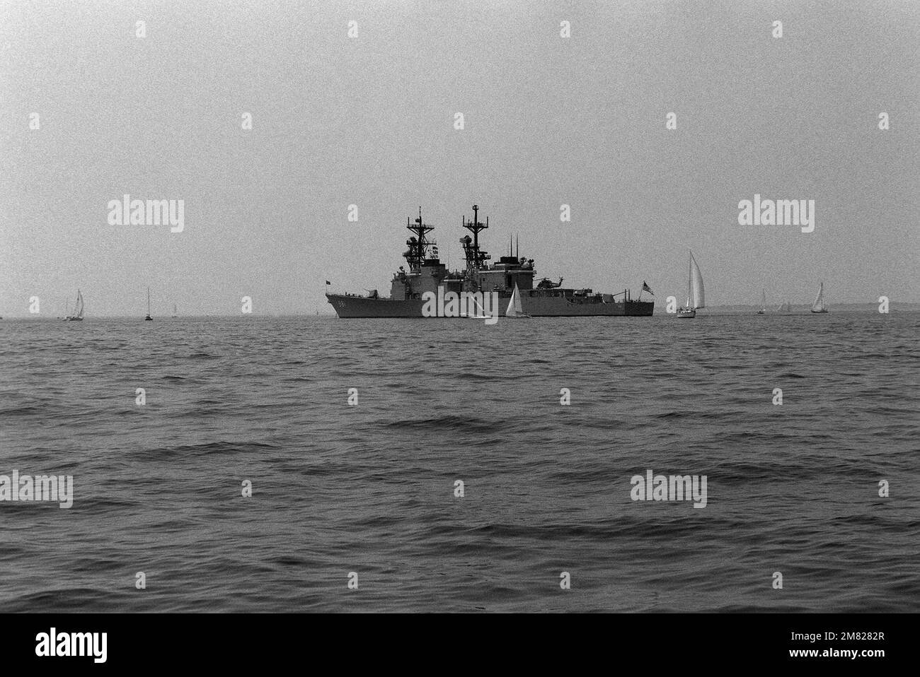 Hafenviertel-Blick auf den Zerstörer USS JOHN HANCOCK (DD 981), der während der Provisionswoche in der Chesapeake Bay nahe der US Naval Academy vor Anker liegt. Basis: Annapolis Bundesstaat: Maryland (MD) Land: Vereinigte Staaten von Amerika (USA) Stockfoto
