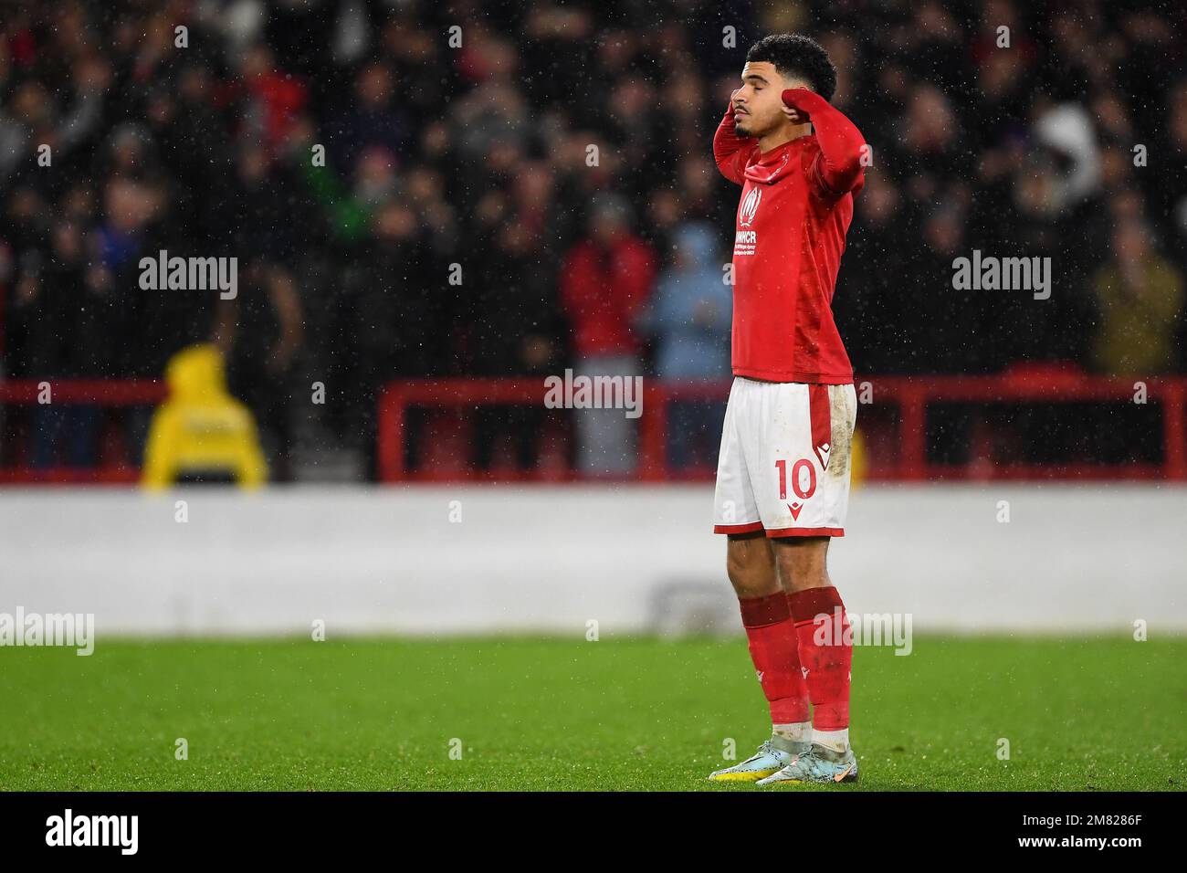 Morgan Gibbs-White vom Nottingham Forest feiert den Fans der Wölfe, nachdem sie am Mittwoch, den 11. Januar 2023, beim Carabao Cup Quarter Final zwischen Nottingham Forest und Wolverhampton Wanderers im City Ground, Nottingham, einen Elfmeter geschossen haben. (Kredit: Jon Hobley | MI News) Kredit: MI News & Sport /Alamy Live News Stockfoto